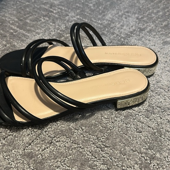 BCBG Women's Dexti Slip-on Flat Sandal w/ Metallic Heel in Black Size 8 - Picture 10 of 10